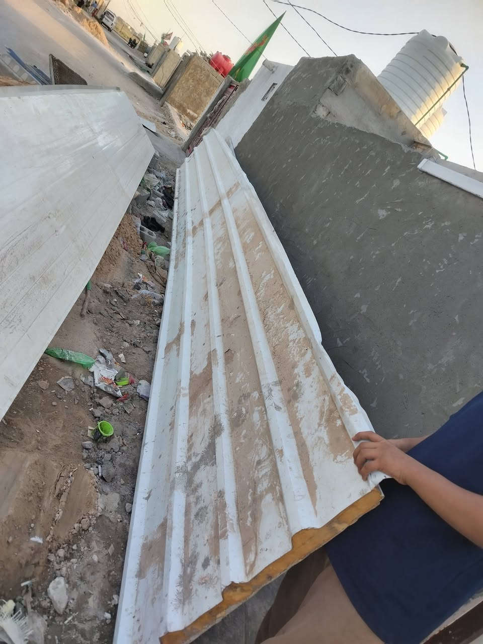 السلام عليكم سندويجات للبيع قطعتين 8 م+قطعتين 3 م بيبان ثنين + تانكي المكان النجف عمود 122 طريق يا علي الاتصال ع الرقم ***********
