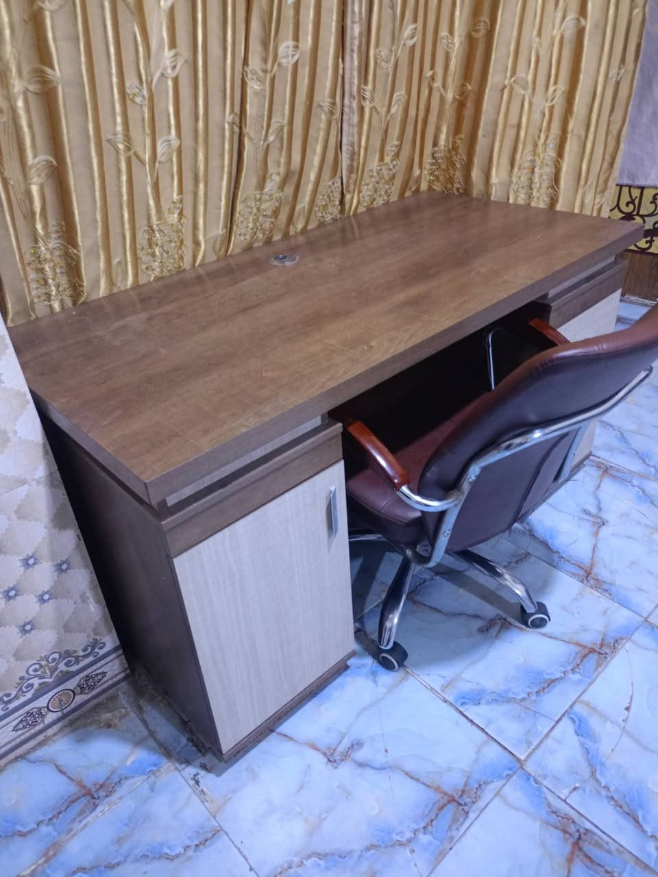 ميز مكتب مع كرسي  دوار نضافه 90بلميه للبيع 250 بي مجال تصال على الرقم ***********
