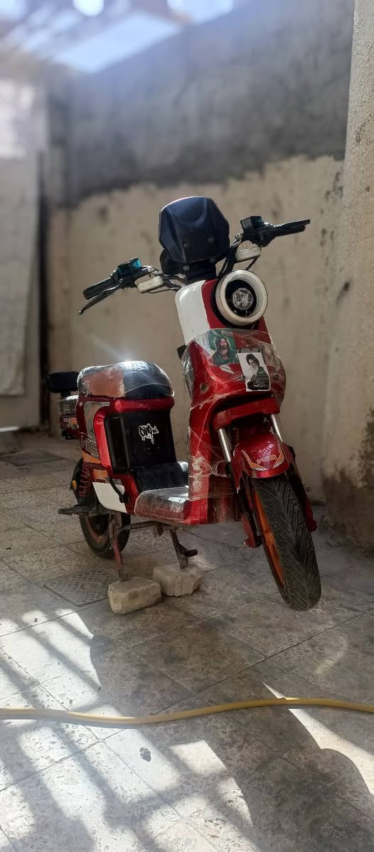 دراجه شحن للبيع نضيفه فول جديده و حلوه مستخدمه شي قليل برغي ما ناقصه خمس بطتريات جدد سريعه شاحنه موجوده العنوان كربلا حي الحر السعر 400 و بيه مجال الرقم وتساب ***********
