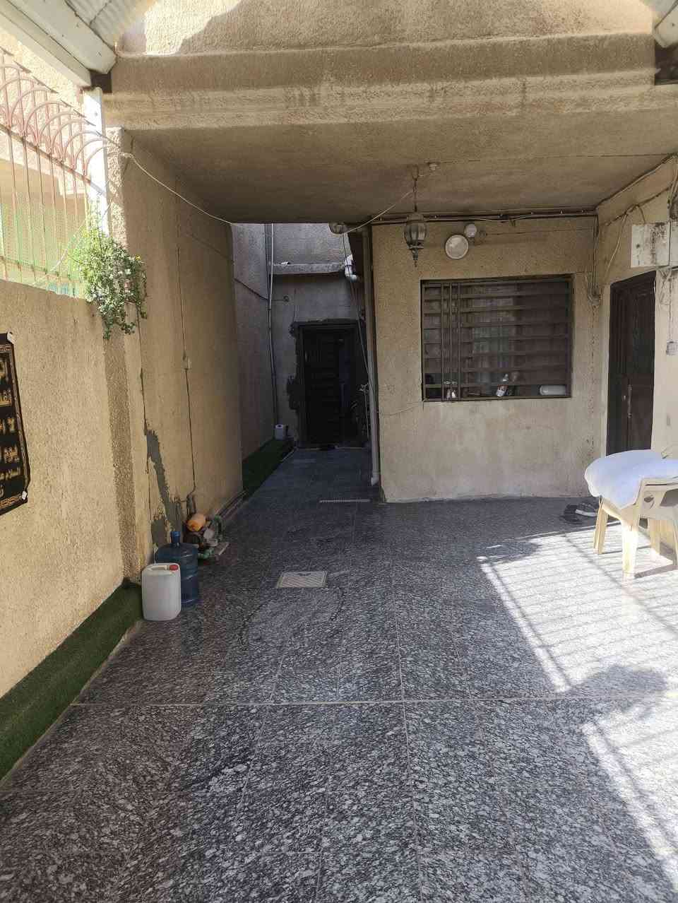 السلام عليكم بيت للبيع في كربلاء حي النصر سايدين الملعب ثالث فرع طابو صرف يتكون من حديقه وكراج والطابق الاول غرفة واحده وحمام عدد 2 ومطبخ حار وبارد واستقبال وصاله والطابق الثاني يتكون من غرفتين واحده من عدهم سويت ويوجد مخزن يصلح غرفه ثالثه البيت مساحته 200م وسعر البيت 280 وبيه مجال الاستفسار على الارقام ***********-***********
