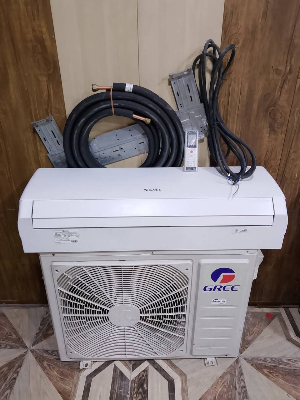 سبلت جداري طن ونص نوع گري انفيرتر يشتغل على المولد ستعمال قليل جداً على وضع الشركه مكفول كفاله عامه من اي تصليح غاز شركه ماطور بلادي كامل مع كل ملحقاته سعر500 المكان غزاليه نهاية شارع المركز اتصل او وتساب  ***********
