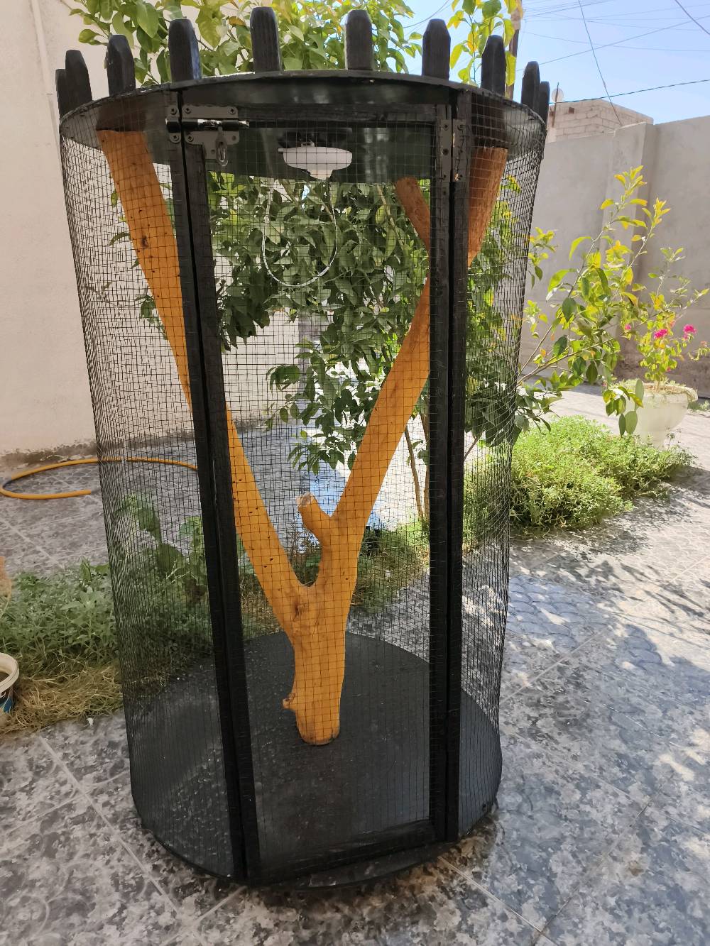 برج ع شكل قلعة مصغرة+ الارتفاع 1.20+العمق79+ لطيور الحب+فنجس+كناري+دره+ كوكتيل+ اضاءة شمسي+ابيض+اوفايت+ داخله جذع شجرة طبيعي+ مطلي باللون الاسود للمساعدة في الرؤية
