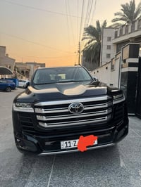 لاندكروز 2025  VX SAS هايبرد  توين تيربو ماشيه ٢٠ الف كليو السياره بعد...