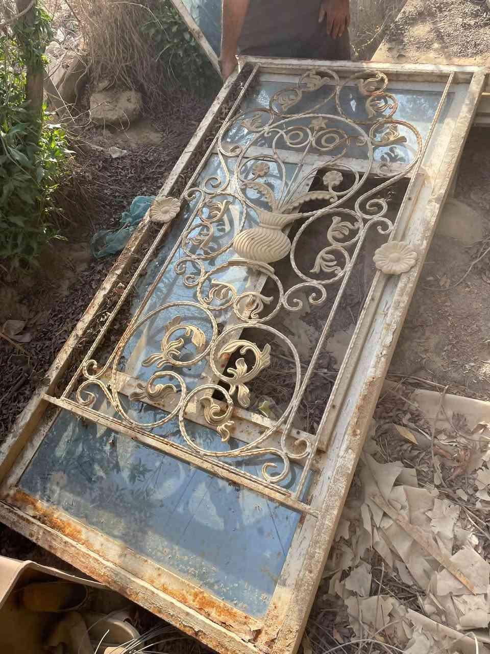 للبيع فرده باب حديد جاهزه فقط شد سعر 30الف + شباك حديد جاهز هوه والجام ماناقصه ايشي سعر 30الف + قفص طيور حجم كبير متر بارتفاع متر سعر 20الف
