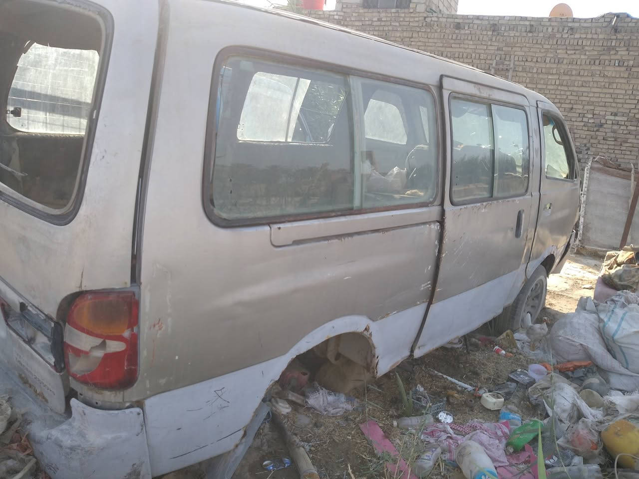 السلام عليكم بريجو ماخوذ منها مكينة وكير وكاردن االموجود كبال عينك وياها تايراتها واكسنها اصولية وارقامها موجودة موديل 96 سنوية ضايعة وبيها ورقة من المرور ابيعك مكاتبه مالكها موجود مكاني بابل الهاشمية 
رقمي ***********
