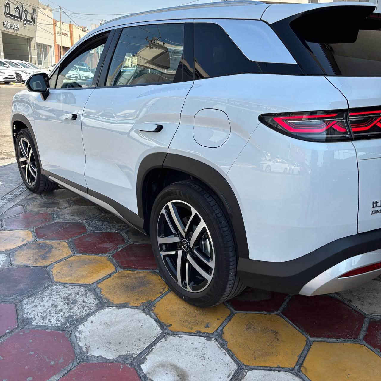 BYD SONG L——2025——
➖ الفئة :: flagship
➖ حجم المحرك :: 1.5 لتر 
➖ عداد المسافة :: 7,000 الف كم 
➖ محرك كهربائي :: plug in hybrid
➖ مقاعد كهرباء 
➖ رادار امامي + خلفي 
➖ اناره داخلية 
➖ يدات ابواب شفط
➖ بصمة تشغيل + كارت
➖ بنوراما
➖ حساسات خلفي
➖ 4كامرات
➖ كشنات جلد
➖ صندوق كهرباء 
➖ شحن سريع 
➖ مقاعد تدفئة + تبريد
 

📞 للاستفسار أكثر الاتصال على الرقم 

***********
