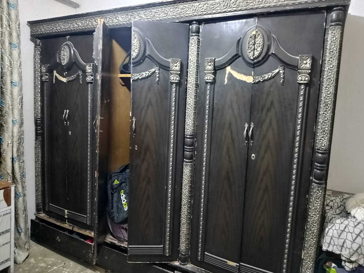 سلام عليكم أغراض للبيع جرباية وكنتور وميز تواليت وتعلاكه وميز تلفزيون ***********(كلهن 200
