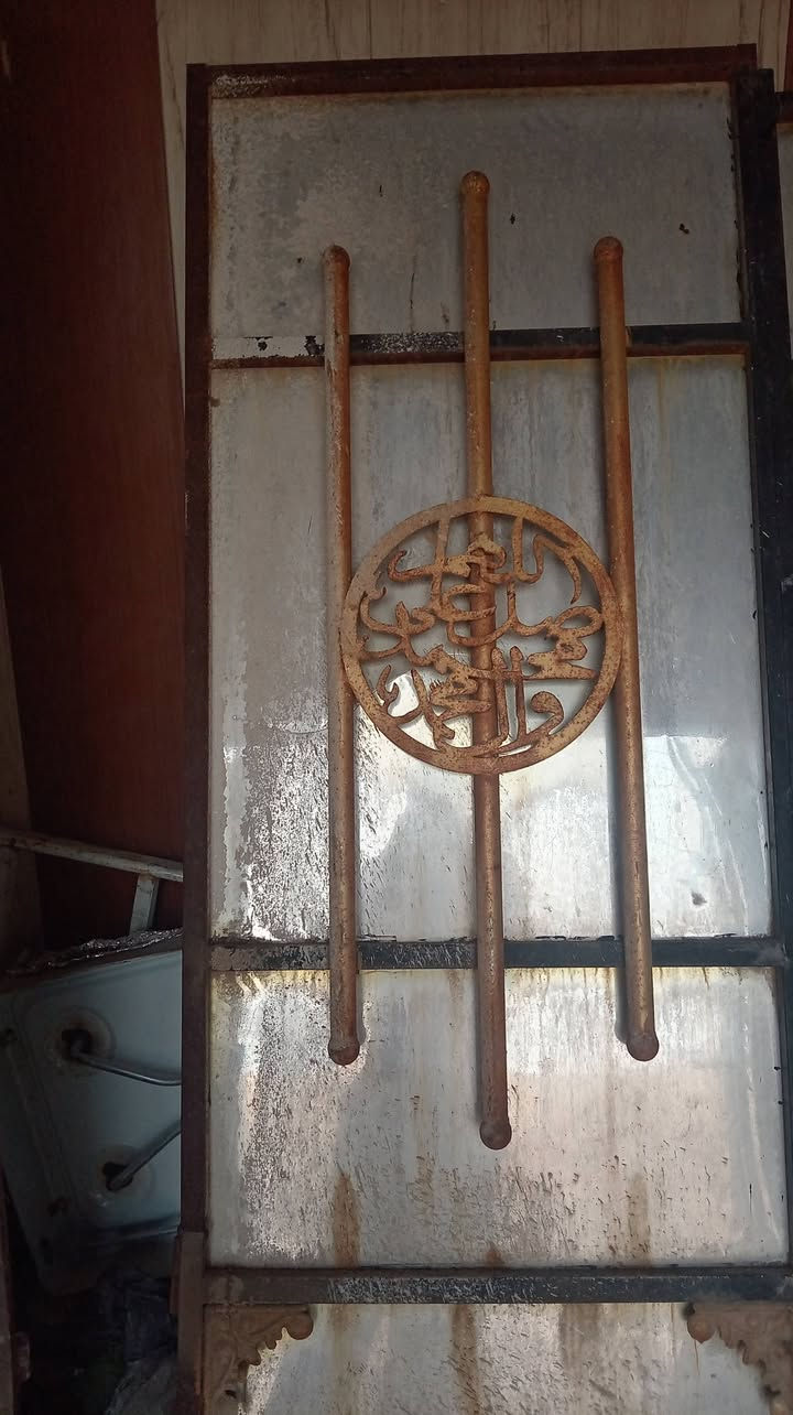 باب للبيع الزبير السعر ١٠٠ وبيهه مجال رقم الهاتف ***********
