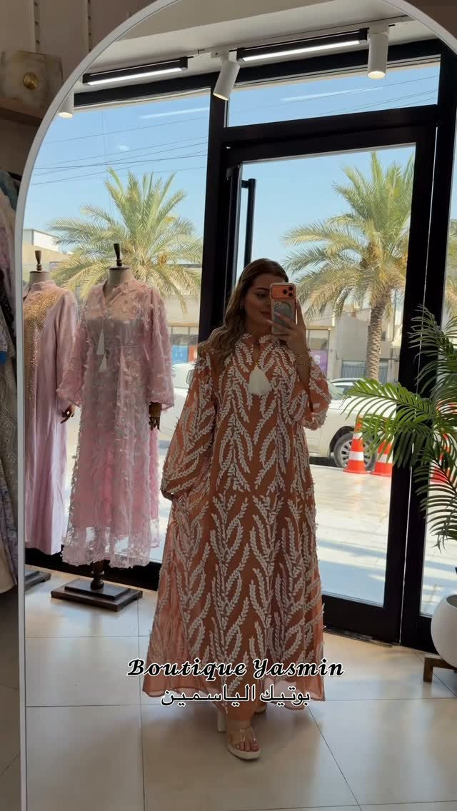 

نص مكتوب في الصور:
- Boutique Yasmin
- بوتيك الياسمين