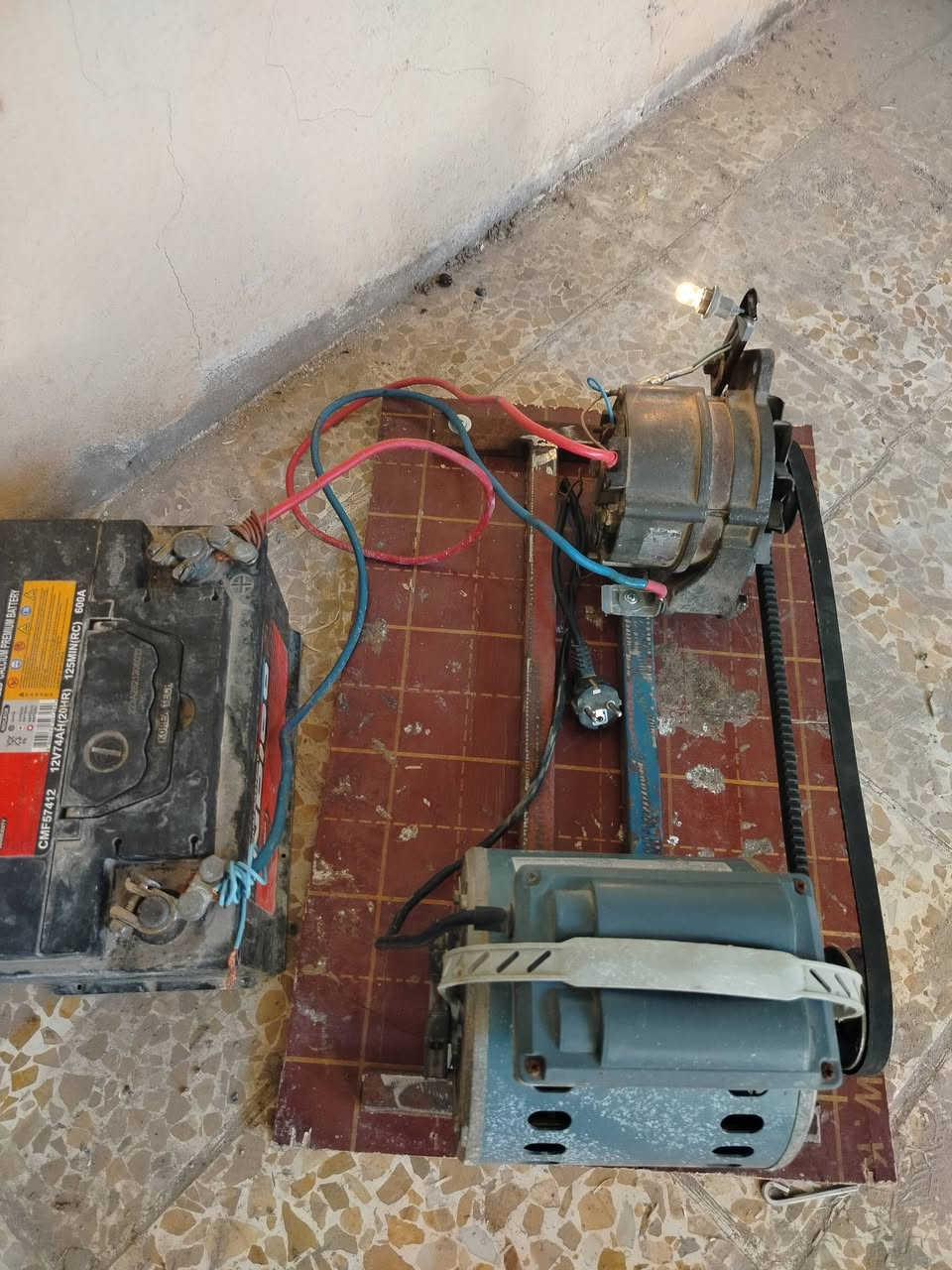السلام عليكم شاحنه مال باتريات انواع الباتريات للبيع نظيفه جدا  الدينامو الماني والماطور مال مبرده سرعتين و ما تصرف كهرباء امبير ونص *********** انته قيم سعره واخذها ما يرضى الله
