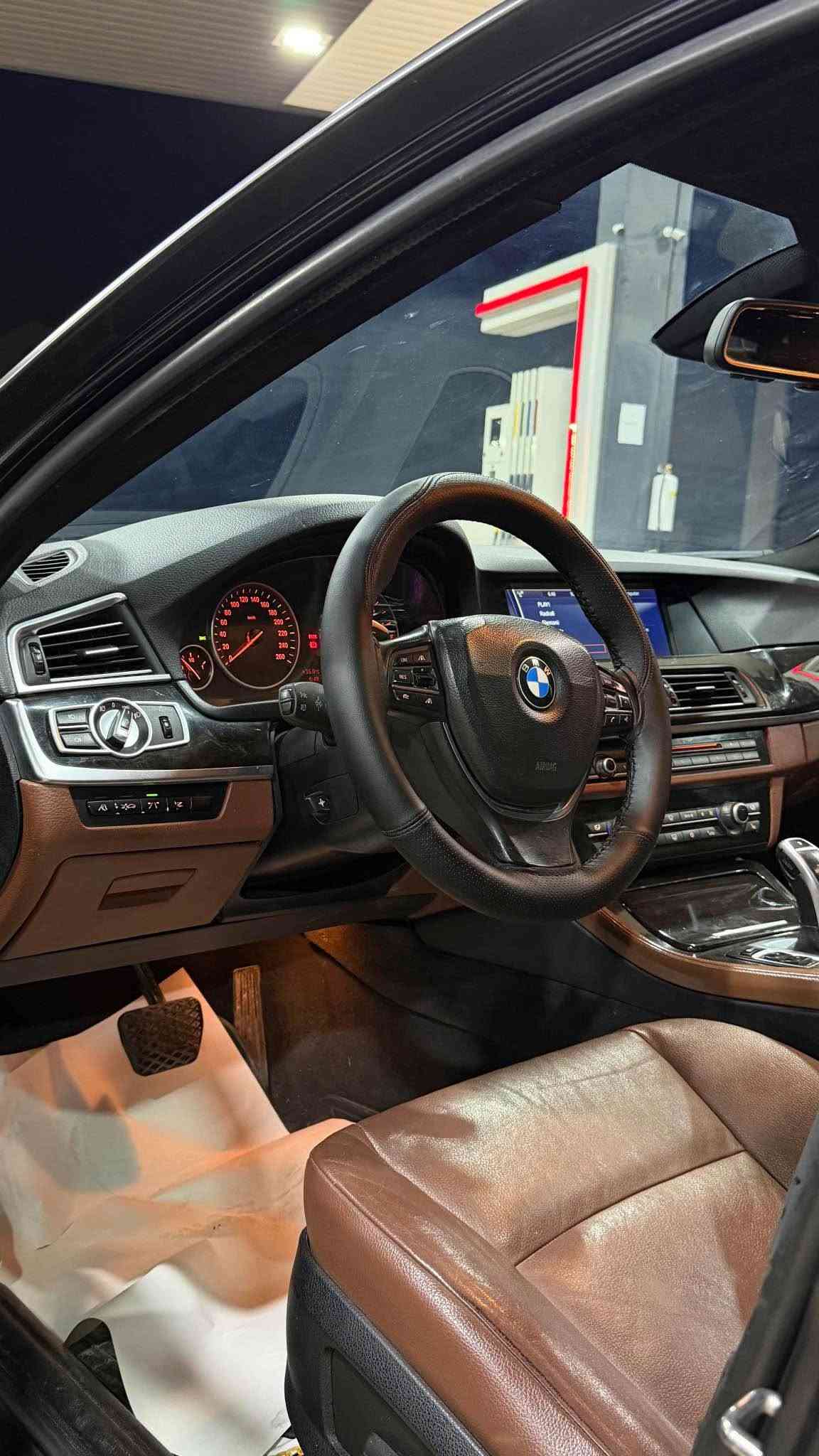 ***********
BMW f10 530M 2010
شکڵی دەرەوەی کراوە بە M5 مواسەفاتی فوولە مەکینەی ٣٠ نۆزل کورت .چواردوگمەیە ( داتاشۆ - دەرگا شەفت -360 دەرەجە ڕادار و حاسەو کامێرا - خەتی جادە - هەزازی سوکان - پێنج پەردە - لایت داینامیک - سلایت - سنوقی دواوە کارەبای و شەفت- دەسکی دەرگا بەسمە و لید - ئاوێنە شەفت و هیتەر و ڕادار - شاشە گەورە - سوکانی M و شەفتی سەر سوکان - ویلی ١٩ ئینجی بیلادی M5 دوو سایز -سێ مۆدی لێخورین - کامل کراوە بە ڕەشی مات بە لەزگەی اسڵی - سالۆنسای دەسکاری - یەک ژێر دەرگای دواوەی پەمپە - گێڕ و مەکینەو کارەبای بە شەرت نرخی 165 گەلاو مەعامەلە السليمانية, العراق
