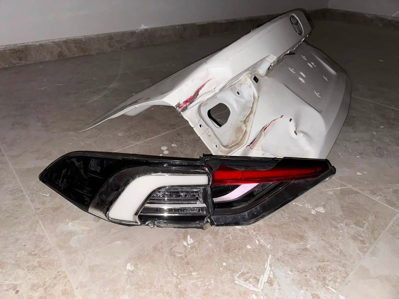 السلام عليكم
صندوك كورلا هايبرد ٢٥ الشكل الخليجي الضرر واضح بالصورة بدون صبغ بدون تعديل مثل ما هو فقط الصفحة اليسرى بيها ضربة 

اللي يفيده يشتري يتصل او يراسلني 
***********
