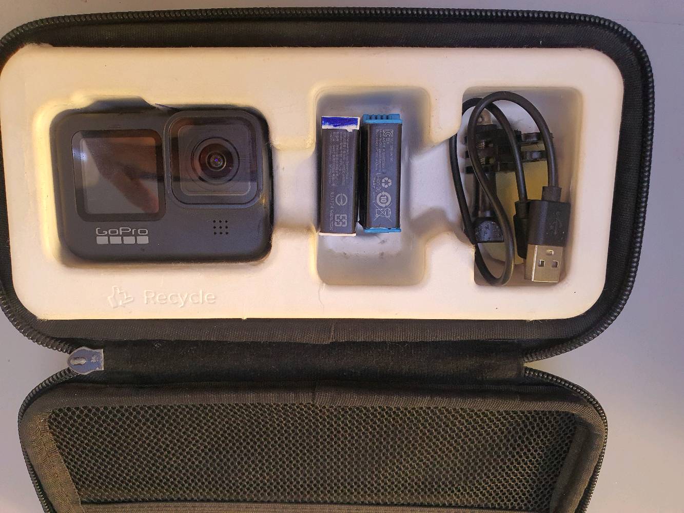 للبيع: كاميرا GoPro Hero 9 Black بحالة ممتازة مع كامل الملحقات
​كاميرا الحالة العامة نظيفة جداً وجاهزة للاستخدام الفوري (بس تعال وصور!).
​📌 المواصفات الأساسية:
​دقة التصوير الفيديو: تصوير فائق الوضوح بدقة 5K، مع خيارات 4K و 2.7K و 1080p بمعدلات إطارات عالية للحركة السريعة و Slow Motion.
​دقة الصور الفوتوغرافية: 20 ميجابكسل مع دعم التصوير بصيغة RAW.
​الشاشات: شاشة أمامية ملونة (ممتازة للفلوجرز وتصوير السيلفي) + شاشة خلفية باللمس عالية الاستجابة.
​الثبات الإلكتروني: تقنية التثبيت الأسطورية HyperSmooth 3.0 لفيديوهات ناعمة بدون أي اهتزاز.
​المميزات: مقاومة للماء بدون غلاف حتى عمق 10 أمتار، مع ميزات التصوير الذكي.
​📦 الملحقات المتضمنة مع العرض:
​حقيبة حمل: متينة ومخصصة لحماية الكاميرا وكل ملحقاتها وترتيبها بشكل منظم.
​عدد 2 بطارية: لضمان وقت تصوير أطول وعدم تفويت أي لقطة.
​مجموعة قواعد تثبيت متنوعة: لتغطية كل زوايا وطرق التصوير.
​كيبل الشحن.
​السعر: 300
​التوصيل: متوفر خدمة التوصيل لجميع المحافظات 🚚
​للاتصال والتواصل: *********** (متاح اتصال أو واتساب)