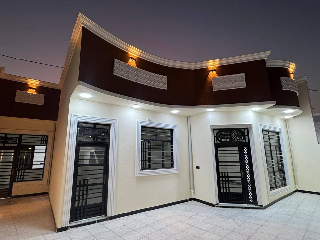 سلام عليكم 
بيت للبيع مساحه250م
حواس (زراعي ) شارع بصف معرض حجي ناطق عرض الشارع (10)م
بناء بلوك كهرباء سيمنز 
مي مجاري كهرباء (ضمان )
يتكون من مطبخ استقبال صاله 
غرفتين نوم مناور1 
يبعد عن الشارع 200م
البيت جديد غير مسكون 
***********
***********
