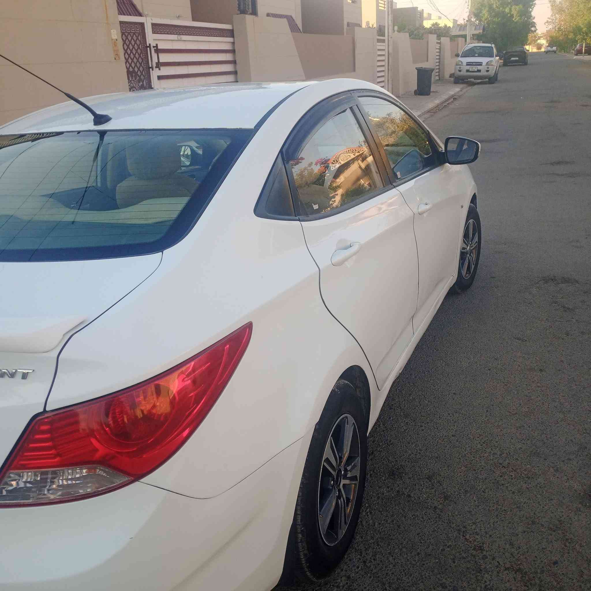 بسم الله الرحمان الرحيم
هونداي اكسنت موديل 2012 بلو كامل مواصفات 
شرط كير محرك 
تحكم ستيرن 
تبريد ثلج
فتحة سقف 
ويل كب كروم
تايرات جدد تخم
منظومة زنون
بنزين قطارة 
كهربائيات كلها بلاد شغالة 
السونار موجود بالصور
سيارة بعدها ع بلاد ماناقصها شي 
السعر 90 وبيها مجال قليل جماعة ال 85 لا تخابر ولا تعلق ميعجب السعر يا كرابتي اعبر المنشور وحطك على راسي للاتصال
*********** واتساب

