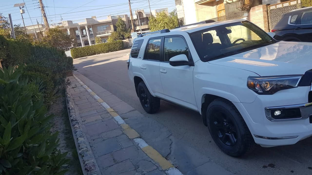 السلام عليكم ورحمة الله وبركاته
الدبابة اليابانية فور رنر لون ابيض صدفي Sr5 موديل ٢٠٢٢ 
كير محرك v6  مكفول كفالة بلادي 
تبريد ثلاجة
رادار امامي
بصمة ابواب بصمة تشغيل 
فول تحكم ستيرن جهتين وتدفئة بالستيرن
شاشة كبيرة مع كامرا دوارة
نظام تحديد مسار 
نظام مانع انزلاق
٣ أنظمة قيادة ايكو ، نورمال ، سبورت
كشنات كهرباء، 7 راكب 
حساس امامي + خلفي
هوك خلفي 
السيارة ماشية ٥٧ 

اخوان حادث السيارة سطحي جاملغ وبنيد بدون دواخل  بدون شاصي نهائياً
السيارة  رقمها بغداد الرقم الجديد بأسمي شخصيا
مكاني بغداد غزالية سعرها 275 وبيها مجال كلش بسيط 
وما اعتقد اكو هيج موديل بهيج حادث بدون شاصي مع الرقم بهيج سعر 
***********
