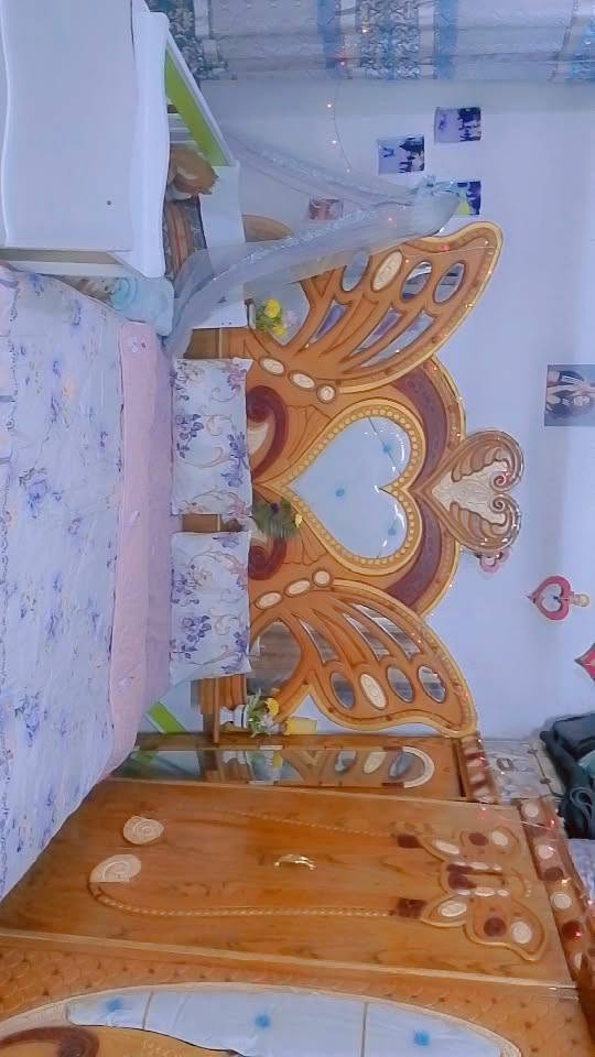 السلام عليكم غرفة اخشاب  للبيع استخدام سنه نضيفه سعر 650 و بيه مجال موبايل ***********
