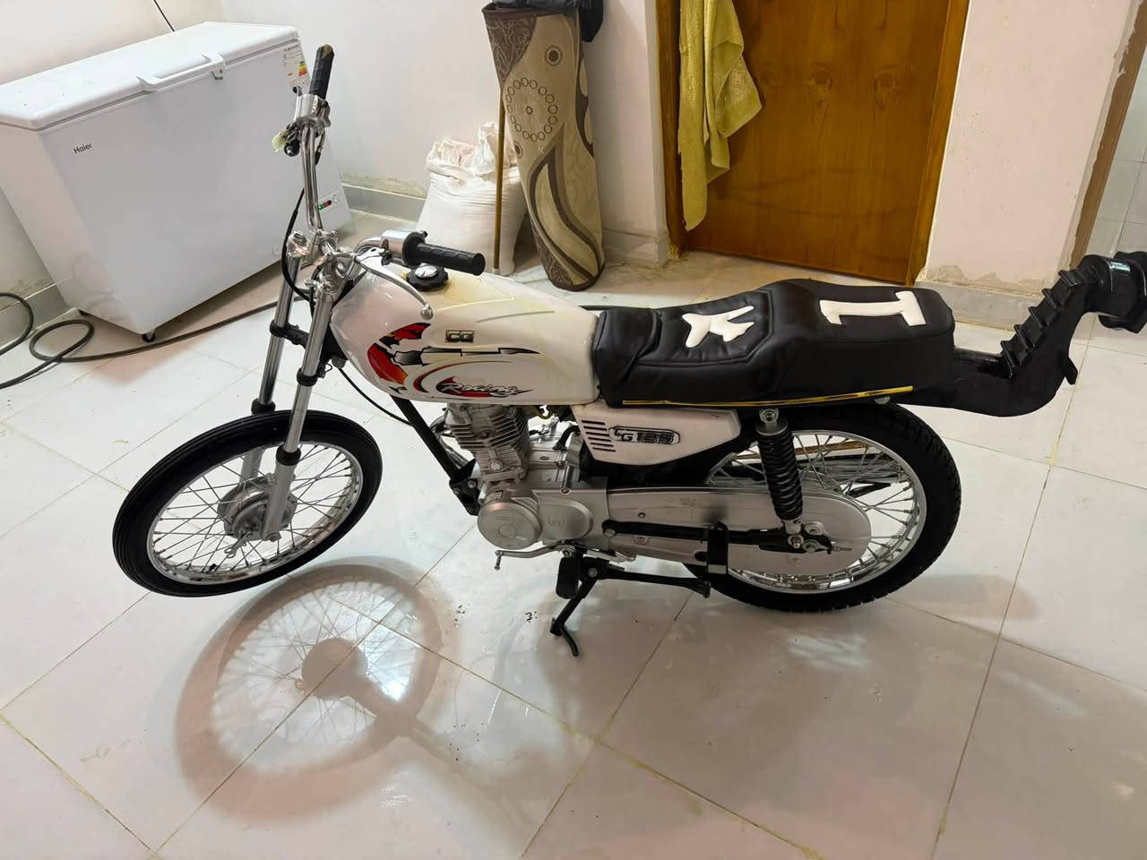سلام عليكم شباب
دراجه نامه شلامجة الأصلي  بدون اوراق توه امعمره الدراجه شوفته عينك  دراجة رزنه ونهضه فول نضه ومعدل  سعره ٦٥٠ اوبيه مجال قليل مكاني المجر الكبير رجاءً المو شراي لا يضل بس يراسل رحمه للحسين ***********
