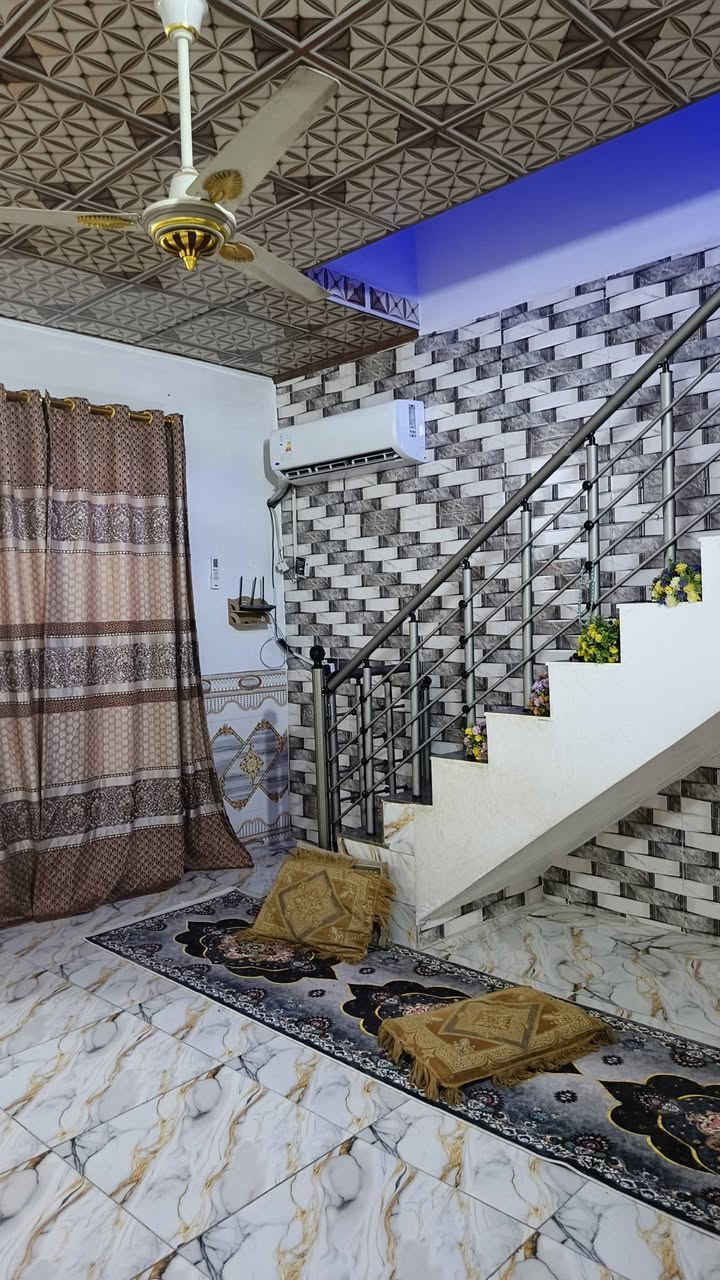 سلام عليكم 100 متر للبيع اساس طابوك بناء بلوك وعكاده يحتوي على غرفه او صاله وستقبال ارضيه بورسلين سقوف ثانويه شارع المطار جديد بشارع علكم بشارع حاتم الخير نهايت المقرنص بل بدايه سعر 38 او بي مجال  ***********
