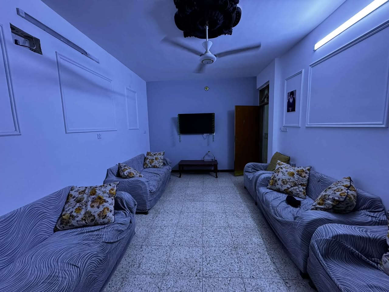 الدار للبيع ١٠٠متر مع الأثاث. بناء جديد طابق واحد. البلديات الضباط الثانيه الشارع الرئيسي شارع قاسم المختار. تبليط مجاري كهرباء مي. ***********
