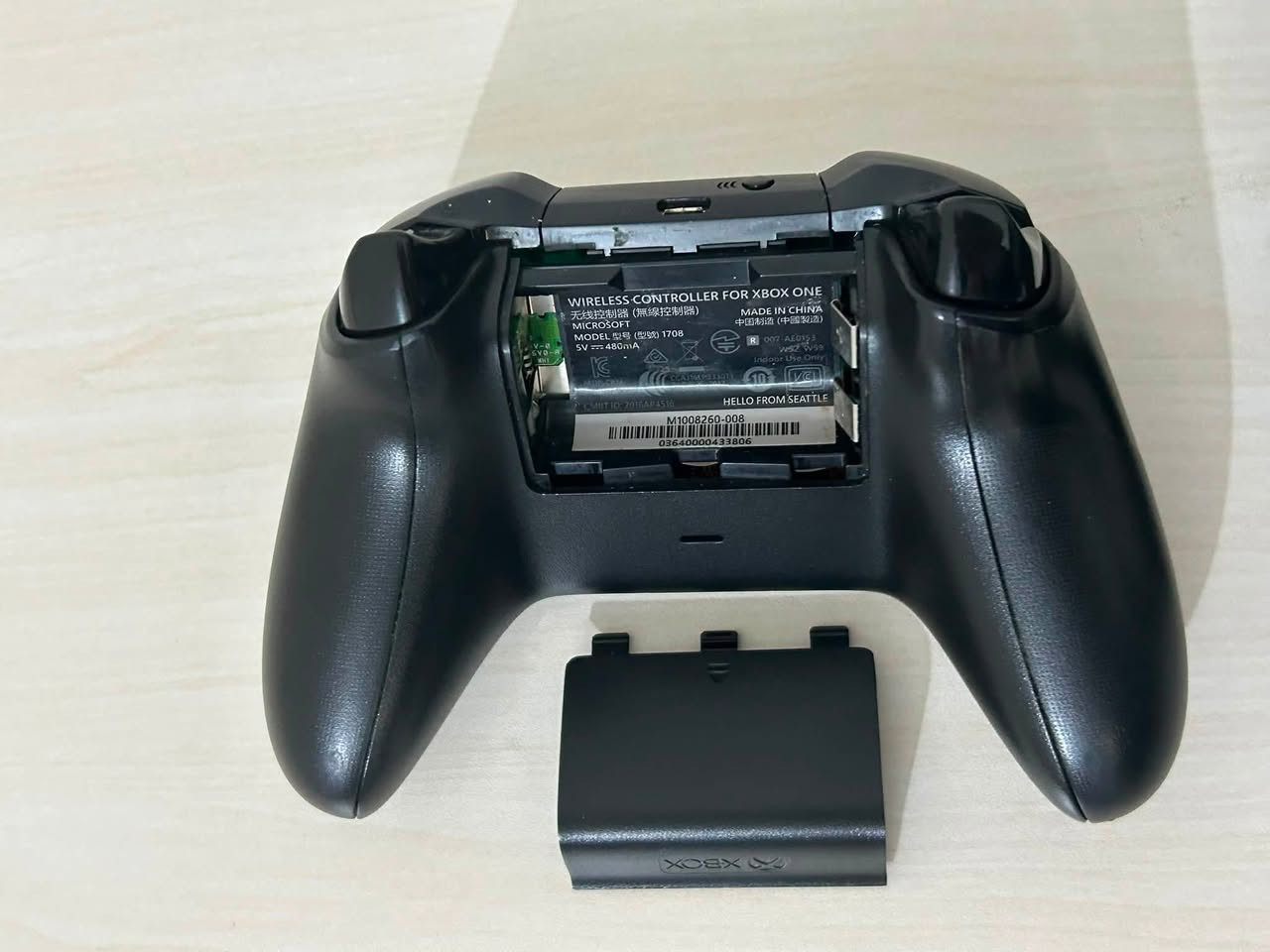 السلام عليكم شباب
متوفر جهاز xbox one x للبيع الجهاز مثل ماتشوفون نضافه فول وكامل ملحقاته الاصلية وكارتونه وياه الجهاز لا مفتوح ولا مبدل بيه شي على وضع الشركة الجهاز 

سعر الجهاز 220 وبيه مجال مكاني ناصرية متوفر عندي توصيل داخل الناصرية فقط 

تواصل واتساب على الرقم ***********
