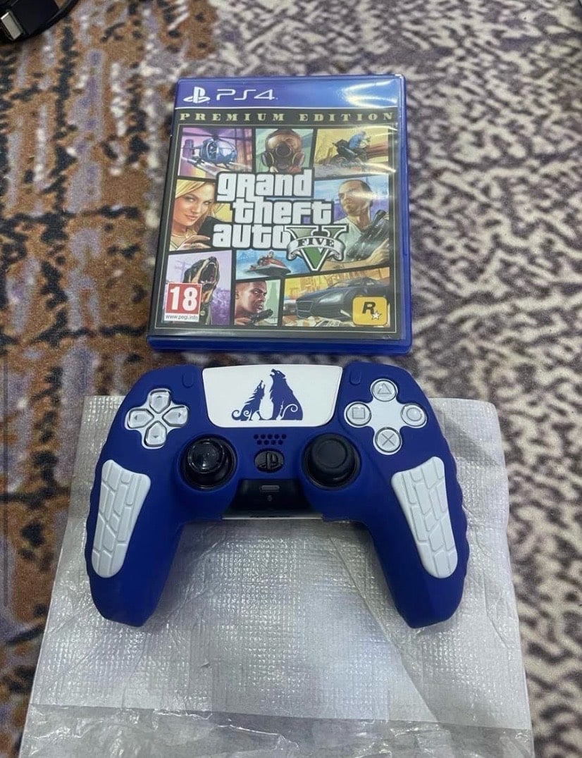 للبيع 
بلي ٥ سلم نظيف وما مصلح وما مفتوح والجوستك الأصليه وقرص جي تي اي ٥ وحساب إماراتي بي  ٥ العاب السعر ٧50