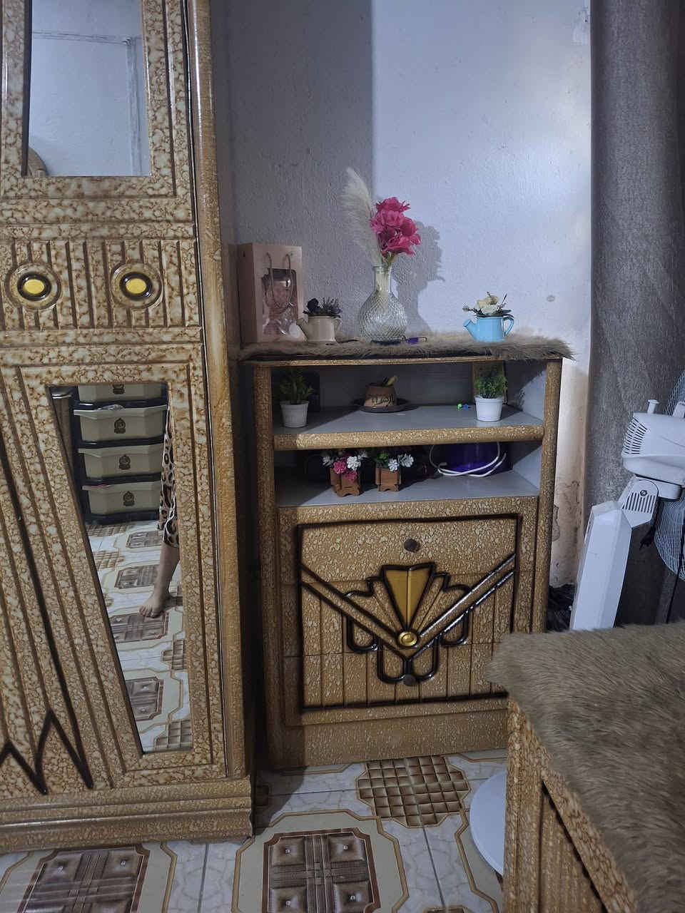 غرفه للبيع نجاره عراقيه تزكام درجه اولى ٦ ابواب طابقين غرفه استخدام قليل جديدة مكانه كوت حي الحكيم سعره مليون وربع وبيها مجال بسيط هذا رقم راعيه للأستفسار ***********

