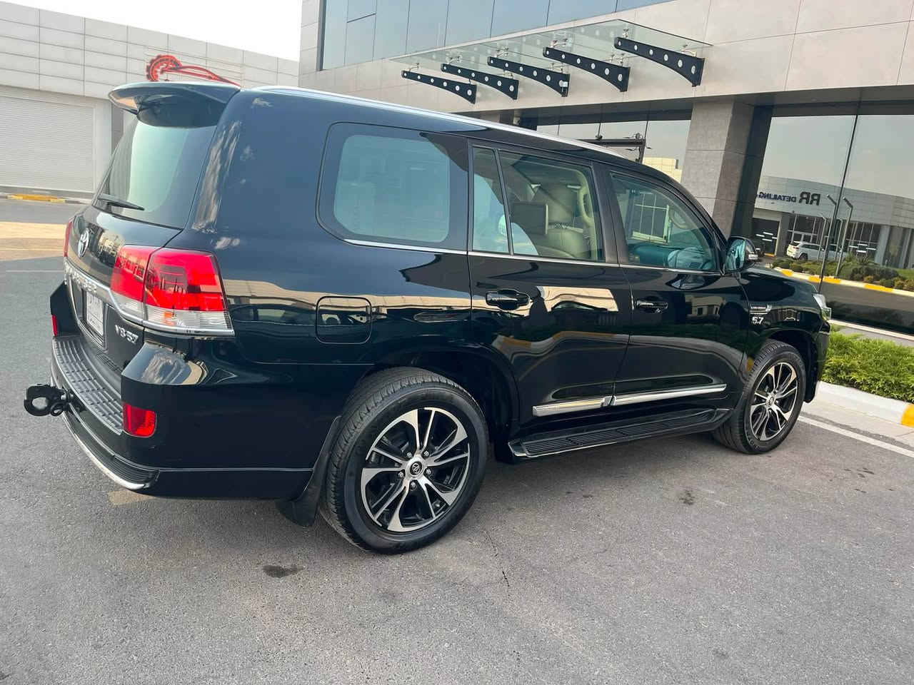 السلام عليكم لاندكروز 21 vxr محرك 5700 مكفوله عدا pdr بالداير مال باب الخلفي مغلفه وجاهزه وتخم تاير سياره جديده للاستفسار ***********
