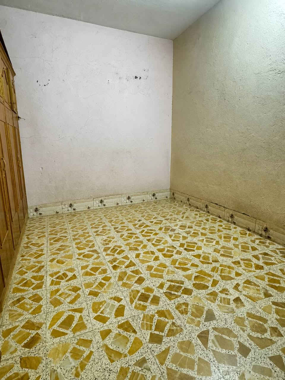 يا الله 
بسم الله الرحمن الرحيم 
                  «الدار للبيع» 
طابو صرف منطقة القادسية شارع ابو الياس قرب مكتب الغاز ركن مقابل ساحة مساحتة 115 م مربع 
للاستفسار اكثر الاتصال على الرقم *********** /***********
