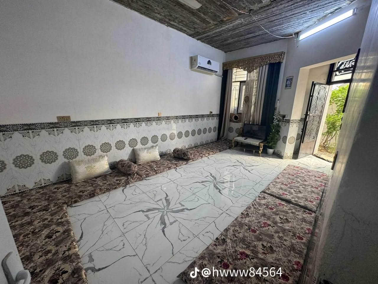السلام عليكم بيت البيع في حي الفرسان 
مقابيل جامع الصابرين 
مساحه 150
واصله كل الخدمات 
سعره 55وبه مجال
رقم. ***********
