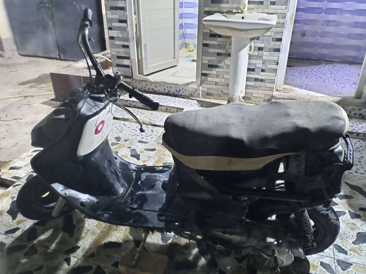 السلام عليكم دراجه للبيع شغاله كل شي ما بيها اوزلها ترتيبات وياها كفرات شغاله السعر 110 بها مجال المكان ناصريه قضاء الغراف ***********

