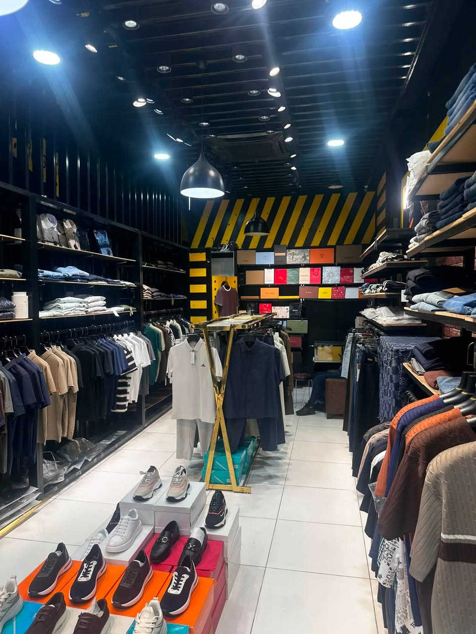 � فرصة استثمارية نادرة – محل تجاري جاهز للبيع

إذا كنت تبحث عن محل في موقع حيوي وتريد البدء بالعمل من اليوم الأول دون صرف أي مبالغ على الديكور أو التجهيزات، فهذه فرصتك.

📍 الموقع: بغداد – زيونة
مجاور مول زيونة – مجمع بيكاسو

مواصفات المحل:

✔️ واجهة 4 متر.
✔️ عمق (نزال) 9 متر.
✔️ ديكور حديث وفاخر بحالة ممتازة.
✔️ واجهة زجاجية مميزة.
✔️ إنارة احترافية تمنح المحل مظهراً راقياً.
✔️ سبلت مركزي عدد (2).
✔️ نظام صوت متكامل.
✔️ منظومة كاميرات مراقبة.
✔️ خدمة إنترنت جاهزة.
✔️ رفوف وتجهيزات كاملة.
✔️ المحل لا يحتاج لأي أعمال أو صيانة، جاهز للاستلام والعمل مباشرة.

💼 مناسب لمشروع:

* ملابس رجالية أو نسائية
* أحذية
* عطور
* إكسسوارات
* أو أي نشاط تجاري آخر.

⭐ موقع مميز داخل أحد أكثر المجمعات التجارية نشاطًا في منطقة زيونة، مع واجهة جذابة وتصميم احترافي يوفر عليك الوقت والمال.

📞 للاستفسار والمعاينة:
***********
