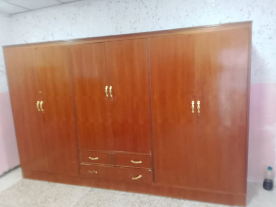 غرفة كاملة • ٦ أبواب • يحتاج صبغ