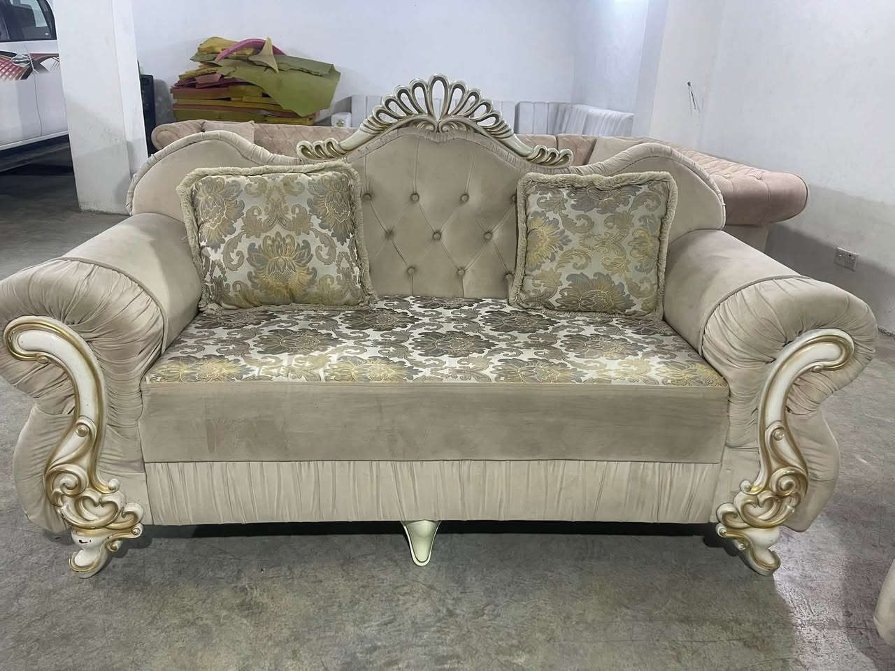 بەناوی خوای گەورە
تاقمی میوان مەلەکی 10 نەفەری 

دەست کردە بەپاکو خاوێنی ماوەتەوە 

دیزاینێکی تایبەتی هەیە ***********
