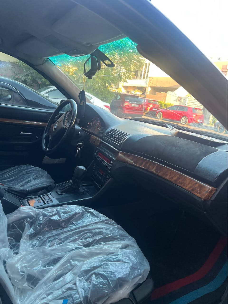 BMW E39 (1996 - Modded to 2003)
کوردی:
 مەکینە: 530 - بەشەرت
 گێڕ: دبل گێڕ (عادی و ئۆتۆماتیک) - بەشەرت
 داعم/لێدراوی: هیچ لێدراوێکی پێوە نییە (بێ لێدراوی)
 تەقە و ڕەقە: پێش و پشتی کەپسە
 کۆندیشن/تەبرید: تەبرید بەشەرت
 لایەت: لایەتی ئەڵقە (Angel Eyes)
 ویل: ویل غەزالی
 ژمارە & بەڵگەنامە: ڕەقەم هەولێر، تەحویل بەشەرت
 غەرامە: 100$ غەرامەی لەسەرە
 شوێن: هەولێر
 نرخ: 64 وەرەقە ($6,400) - مەجالێکی زۆر کەمی تێدایە
 ژمارەی پەیوەندی: ***********

العربية:
 المحرك: 530 - بشرط
 القير: دبل قير (عادي وأوتوماتيك) - بشرط
 الحوادث: بدون أي ضربة (بدون حادث)
 الشاصي/اللغد: أمامي وخلفي كبس (سليم)
 التبريد: شغال وبشرط
 الأنسة/الإضاءة: لايتات حلقات (Angel Eyes)
 الويلات: ويل غزالي
 الرقم والأوراق: رقم أربيل، تحويل بشرط
 الغرامة: عليه 100$ غرامة
 المكان: أربيل
 السعر: 64 ورقة ($6,400) - مجال بسيط جداً
 رقم الاتصال: *********** أربيل, العراق
