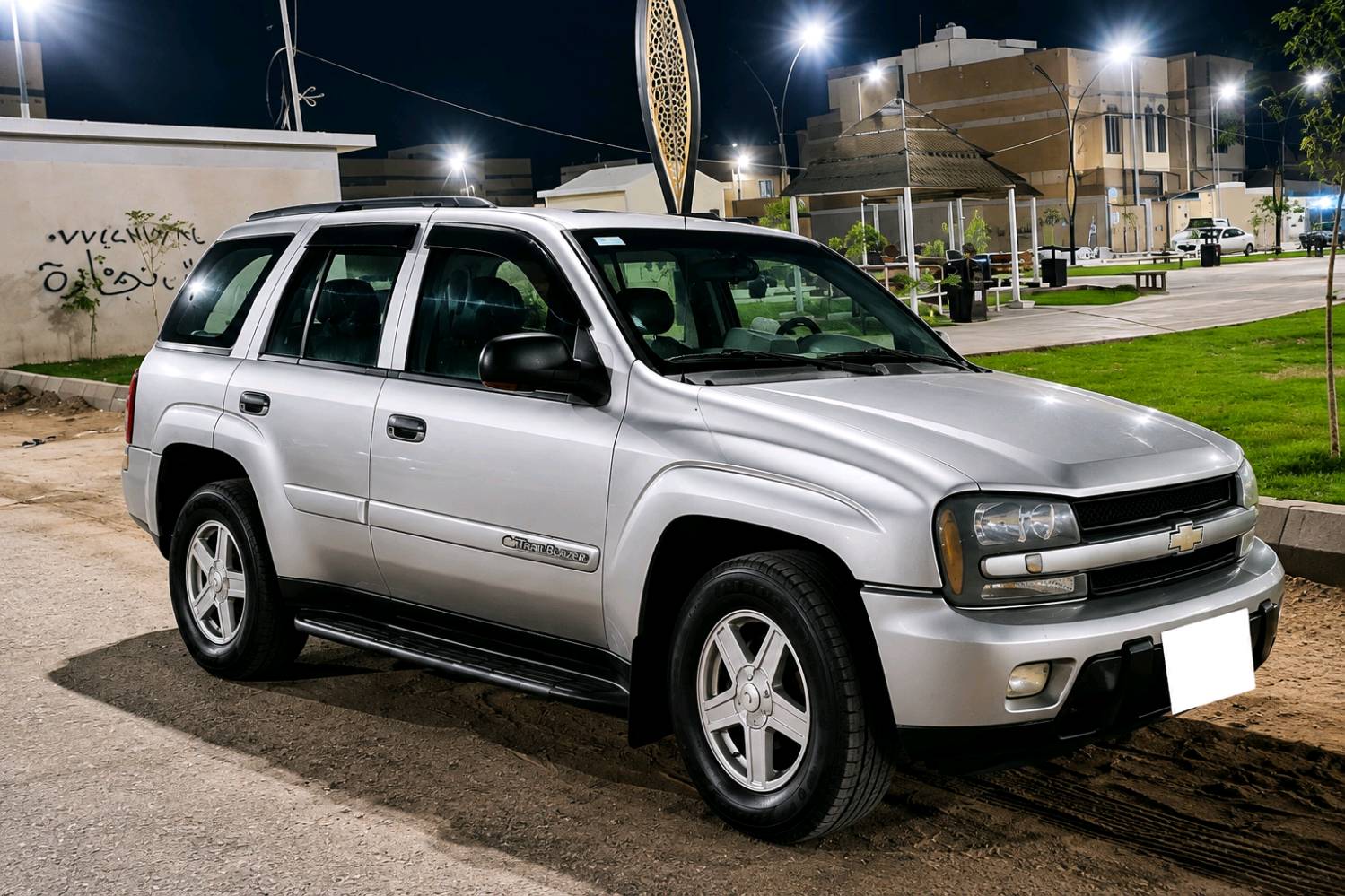 السلام عليكم 
سيارة بلايزر 2004 LTZ السيارة بلاد كير و مكينه ما شايفه التصليح السيارة نزلت من الحاويه على ايدي ماشية 200الف كيلو فقط 
سنوية و رقم الماني جديد 
رقم بصرة بأسمي
 كلشي بيها شغال 
كشنات جلد داخل رصاصي
 سعر السيارة دفتر و بيها مجال 