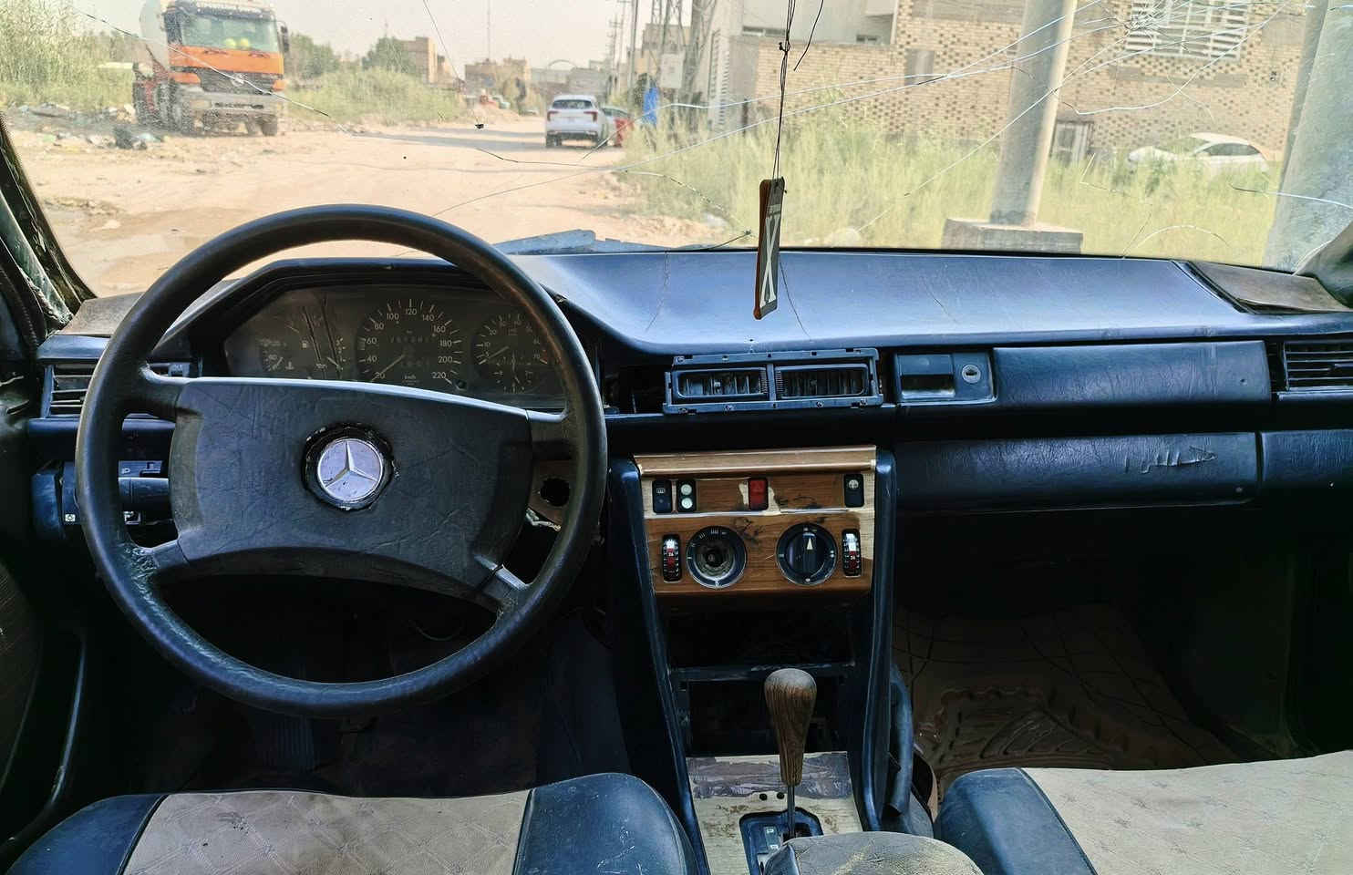 مرسيدس دب للبيع السعر 15 ورقه $ ✅ 
مكينه بطه 2500 كايمه يرادلها تجفيت ♻️ 
راعيها بغداد حي الكرامه عندي مستمكاته
العنوان النجف  *********** الشراي يتصل فقط
