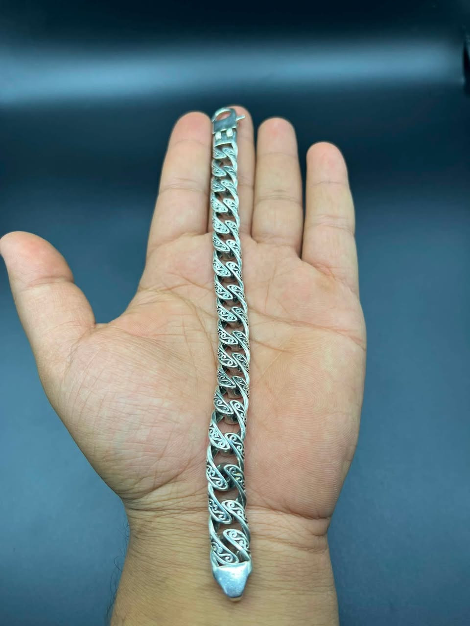 سلام عليكم أسوار فضه على الفحص وزن 51غرام مكان بغداد متوفرة توصيل سعر الغرام 3500جديد رقمي ***********
