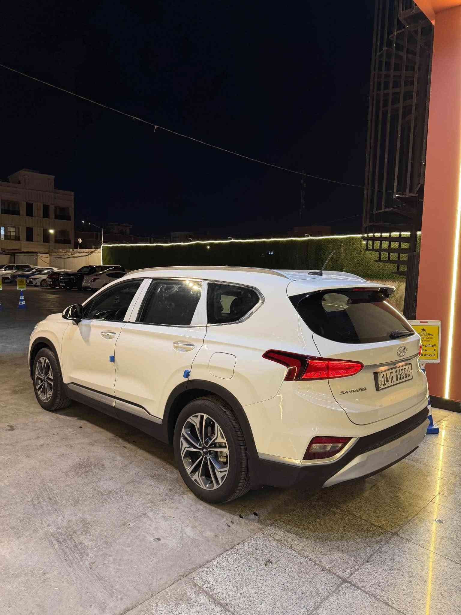 سلام عليكم هونداي سنتافي مديل 2019 خليجي بيه جاملغ الامامي الايمن صبغ بدون ضربه بدون دواخل وبيه تكشير بسيط وسويته على كده الباقي كفاله مكينه وكير وحداديه وتبريد مكفولات مكنيه وكير بلاد على وضع الشركه مكينه 6 سلندر السياره ماشيه 92 الف السياره فول موصفات 1/1 ماعده البانوراما السياره جاهزه مابيه اي نقص السياره رقم بصره الجديد سنويه جديده هزه جديده شرط التحول 
مكاني بصره📍
السعر 188$
الاستفسار *********** البصرة, العراق
