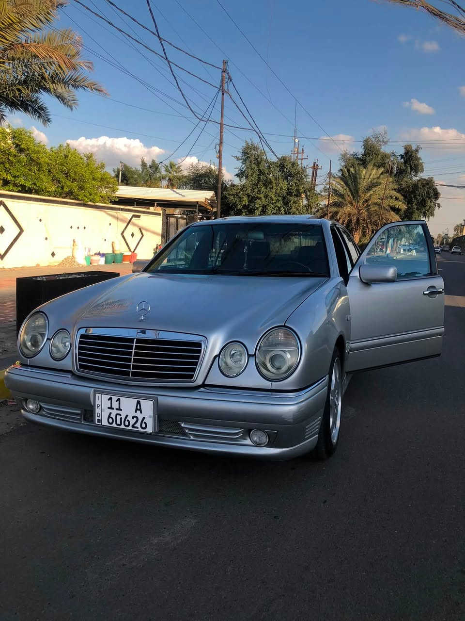 السلام عليكم
السيارة للبيع او مراوس حسب القناعة مارسيدس ام عيون موديل ١٩٩٧ E420 V8 لڤكيندر السيارة وارد يابان عليها كت كامل AMG عليها وياله تو سايز هم AMG اصلي السيارة جديدة كلش ماشية 99 الف وقابل للزيادة بيها بارد بلباب الخلفي العكس السايق والسيارة فول مواصفات بردة خلفية وفتحة و مري كهرباء و الكشنات تحكم كهرباء و تدفئة وخزن ميموري عليها منضومة تبريد جديدة وصدر امامي خلفي كله جديد وتخم تاير جواها جديد السيارة مال جناي سعرها 150 وبيها مجال بسيط 
رقم التلفون ***********
