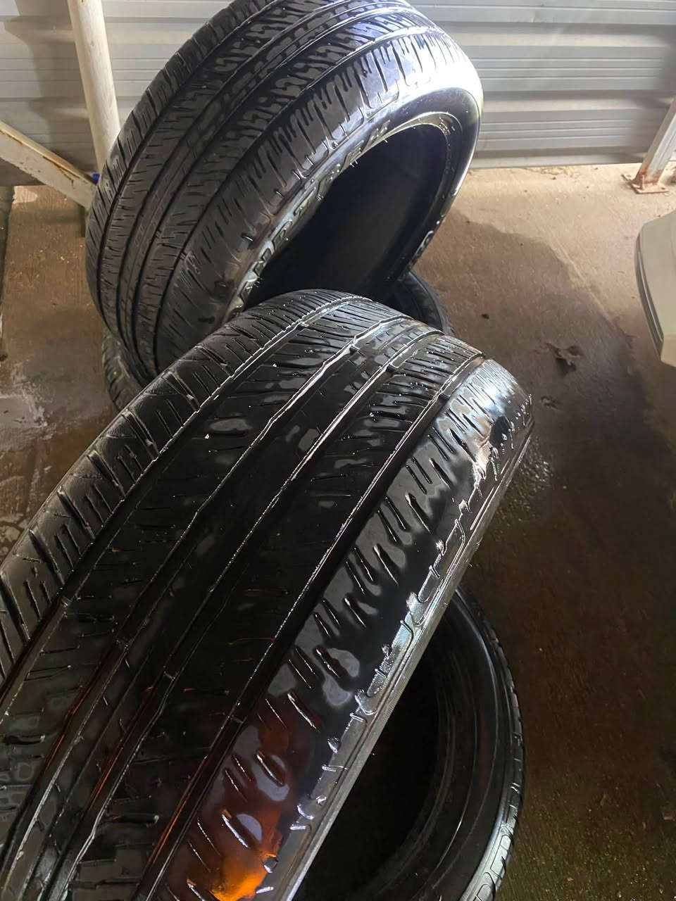 السلام عليكم
تايرات دلوب لاندكروز 285/5020 /112v 
تايرات جديدة مستعملقليل  منهن ثنين او ثنين منهن شوية تعبان بس يسشتغلن زينات 

سعر 200 الف قابل للتفاوض 
اتصال ع رقم ***********
