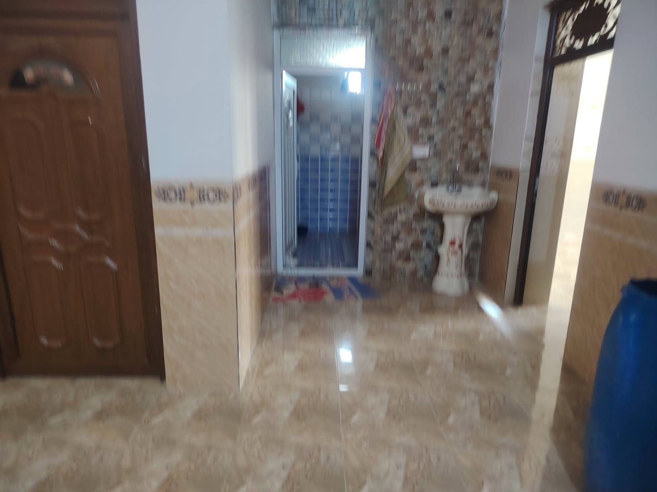 السلام عليكم شباب عندي بيت للبيع بيت طابو صرف المساحه مالته 400 متر بيت كامل بس تسكن بيه موقع ماله حلو مقابيل الدائره مال اطفال سواها جديد بحي البكر شارع تبليط متكون من حديقه بيت كامل بس اشكن بيه السعر خاص الاستفسار رقم الهاتف***********
