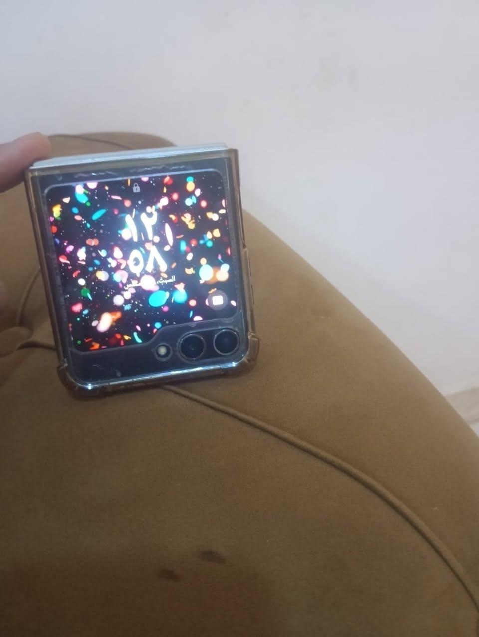 Samsung Galaxy Z Flip 5 (نسخة يابانية أصلية 🇯🇵)✨ الوضع الداخلي والأداء:الوضع العام: الجهاز غير مفتوح وغير مصلح نهائياً، وبحالة بلاد الشركـة (على الفحص).الأداء والكاميرات: الكاميرات أمامية وخلفية فول دقة، الصوت والشحن والبطارية والتاتش كله شغال 100%.الشاشة الخارجية: شغالة ونظيفة تماماً وبدون أي مشاكل.🔍 الملاحظات (للأمانة وبراءة الذمة وموضحة بالصور):السايم (المفصل الخارجي): بيه شخوط ونقرات واضحة نتيجة الاستخدام، مجرد مظهر خارجي وما مؤثرة على فتح وقفل الجهاز نهائياً.الشاشة الداخلية: بيها نقطتين سوداوين صغار فوق بزاوية شريط الإشعارات (قرب الشبكة)، ثباتات وما مؤثرات على اللمس أو الرؤية نهائياً ولا يبينن بالاستخدام اليومي
السعر النهائي: 340,000 دينار عراقي قفل (سعر لقطة ومناسب جداً بالنسبة لمواصفات الفليب 5).📍 الموقع والتواصل:المكان: بابل / الحلة - شارع 80 (قرب الموارد المائية).للتواصل والاتصال: *********** (أو راسلني خاص).
