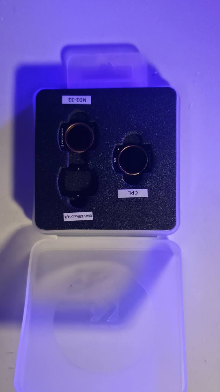 السعر 750
الرقم ***********

. كاميرا DJI Osmo Pocket 3
​الوصف: كاميرا جيب احترافية مزودة بمانع اهتزاز ميكانيكي ثلاثي المحاور (Gimbal) وشاشة لمسية دوارة.
​المميزات: تصوير فيديو عالي الدقة، تتبع ذكي لضيوف/عناصر الفيديو، وأداء ممتاز في ظروف الإضاءة المنخفضة.
​الملحقات الأساسية معها:
​غطاء وحافظة سيليكون (BRDRC): جراب لحماية جسم الكاميرا والشاشة والعدسة من الخدوش والصدمات.
​حقيبة تخزين صلبة صغيرة (aex): حافظة مدمجة مقاومة للصدمات لحفظ الكاميرا وملحقاتها أثناء التنقل.
​مقبض/وصلة تمديد: قطعة ملحقة تثبت في أسفل الكاميرا لتسهيل الحمل أو التوصيل.
​2. المايكروفونات وأجهزة الصوت
​مايك لاسلكي DJI Mic Mini 2:
​مايكروفون صغير جداً وخفيف الوزن، يوفر صوتًا نقياً عالي الجودة مع سهولة في التوصيل بالكاميرا أو الهاتف.
​مايكروفون احترافي Fifine AM8:
​مايك ديناميكي ممتاز لتسجيل البودكاست والتعليق الصوتي (Voiceover). يدعم توصيل USB و XLR مع خاصية العزل الاحترافي للضوضاء.
​3. مجموعة فلاتر العدسات (K&F Concept)
​تتضمن 3 فلاتر مغناطيسية مخصصة للكاميرا لتحسين جودة الفيديو:
​فلتر ND2-32 (Variable ND): للتحكم بمستوى الإضاءة وللتقليل من السطوع في التصوير الخارجي.
​فلتر CPL: لتقليل الانعكاسات على الأسطح الزجاجية/المائية وزيادة تشبع الألوان.
​فلتر Black Diffusion 1/4: لإعطاء لمسة سينمائية ناعمة وتقليل حدة الإضاءة الحادة.
​4. الذاكرة والشاحن المحمول
​كرت ذاكرة SanDisk Extreme microSDXC (سعة 128GB):
​السرعة: قراءة حتى 190MB/s وكتابة حتى 90MB/s.
​الاستخدام: مخصصة لتصوير الفيديو بدقة 4K UHD بكفاءة وسرعة عالية.
​شاحن محمول / بنك طاقة (Power Bank 5000mAh):
​السعة: 5000 مللي أمبير.
​المميزات: حجم مدمج وخفيف للغاية، مثالي لتزويد الكاميرا أو الهاتف بالطاقة أثناء التصوير الخارجي.
