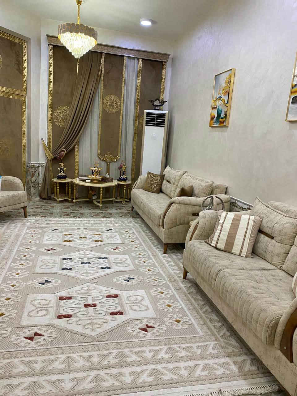 بيت للبيع بسعر مناسب طابق واحد مساحه 200م طابو أسهم يتكون من استقبال وصاله وغرف عدد 2 ومطبخ حار وبارد وصحيات داخليه وخارجيه وحديقة
العنوان شارع السفينة فرع شارع السفير قريب على الشارع 
للأستفسار /رقم صاحب البيت ***********
