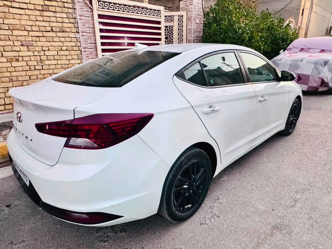 النترا 2019 وارد امريكي
السيارة نص فوول 
رادار وسطي 
ورادار جانبي 
تحكم ستيرن جهتين 
داخل جلد 
السيارة بيها جاملغ خلفي ودوس
وباب الصدر كلير من امريكا
ومثل ما موضح بالسونار  
البجم كبس والشواصي واللغود كلها سليمه
كلشي موضحلك بالصور والوصف
ماشية  113 
رقم بغداد تحويل ثاني يوم ب اسمي
مكان السياره واسط الكوت
السعر 127 وبي مجال 
للاستفسار 
***********

