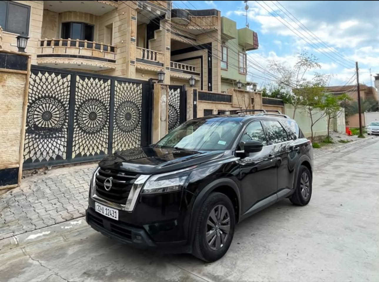 السلام عليكم    نيسان باثفايند2022 sv  🚗
السيارة نظيفة جدًا وتفحص على راحتك، استعمال شخصي، وما تحتاج شي نهائي.
حادث موضح بالصور  

🔧 المواصفات:
 • محرك 6 سلندر V6 سعة 3.5 لتر
 • القوة 280 حصان
 • گير أوتوماتيك 9 سرعات
 • دفع امامي
 • 7 وضعيات قيادة (سبورت، اقتصادي، ثلج، رمل، طين، سحب…)
🛋️ الداخلية:

 • جلد فاخر، المقاعد الأمامية مدفّأة
 • مقاعد 3 صفوف – 7 راكب 
 • شاشة وسطية كبيرة مع ملاحة
 • شاشة عدادات رقمية

 • Apple CarPlay & Android Auto
 • شحن لاسلكي
 • تشغيل بصمة
 • باب خلفي كهربائي
 • ستيرن متعدد التحكم (تدفئة )
 • تكييف قوي ثلاثي المناطق
 • نظام صوتي Bose 
‎ • رادار أمامي + تثبيت سرعة ذكي

 • نظام المحافظة على المسار
 • فرامل تلقائية أمامية وخلفية
 • مراقبة النقطة العمياء
 • تحذير التصادم
 • كاميره خلفية 

 • خزان وقود 70 لتر
 • تشغيل عن بُعد

 • نظام تحكم بالطرق الوعرة

📍 الموقع:كوكوك

📞 ***********

🔥 سيارة عائلية فخمة، قوية، وتتحمل السفر والبر، واللي يعرف الباثفايندر يعرف قيمتها
