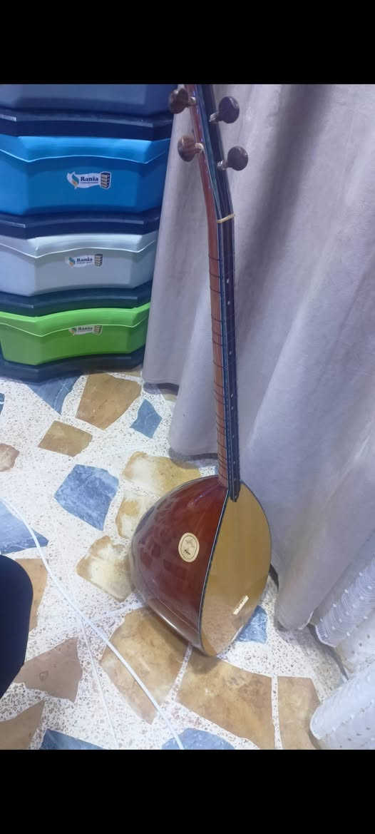 طنبوره ساز للبيع نضيف حيل مع حقيبه واوتار احتياط مكان سهل نينوى ناحية برطله رقم *********** وبي واتساب
