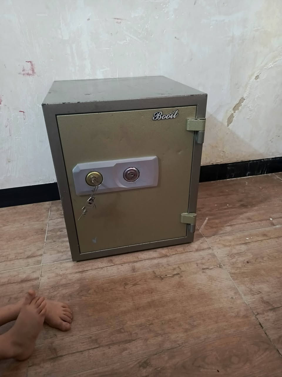 قاصة للبيع قفلين بيهة مابيهة شي للبيع ب100الاتصال على الرقم *********** واليحب يعلق واني اراسلة
