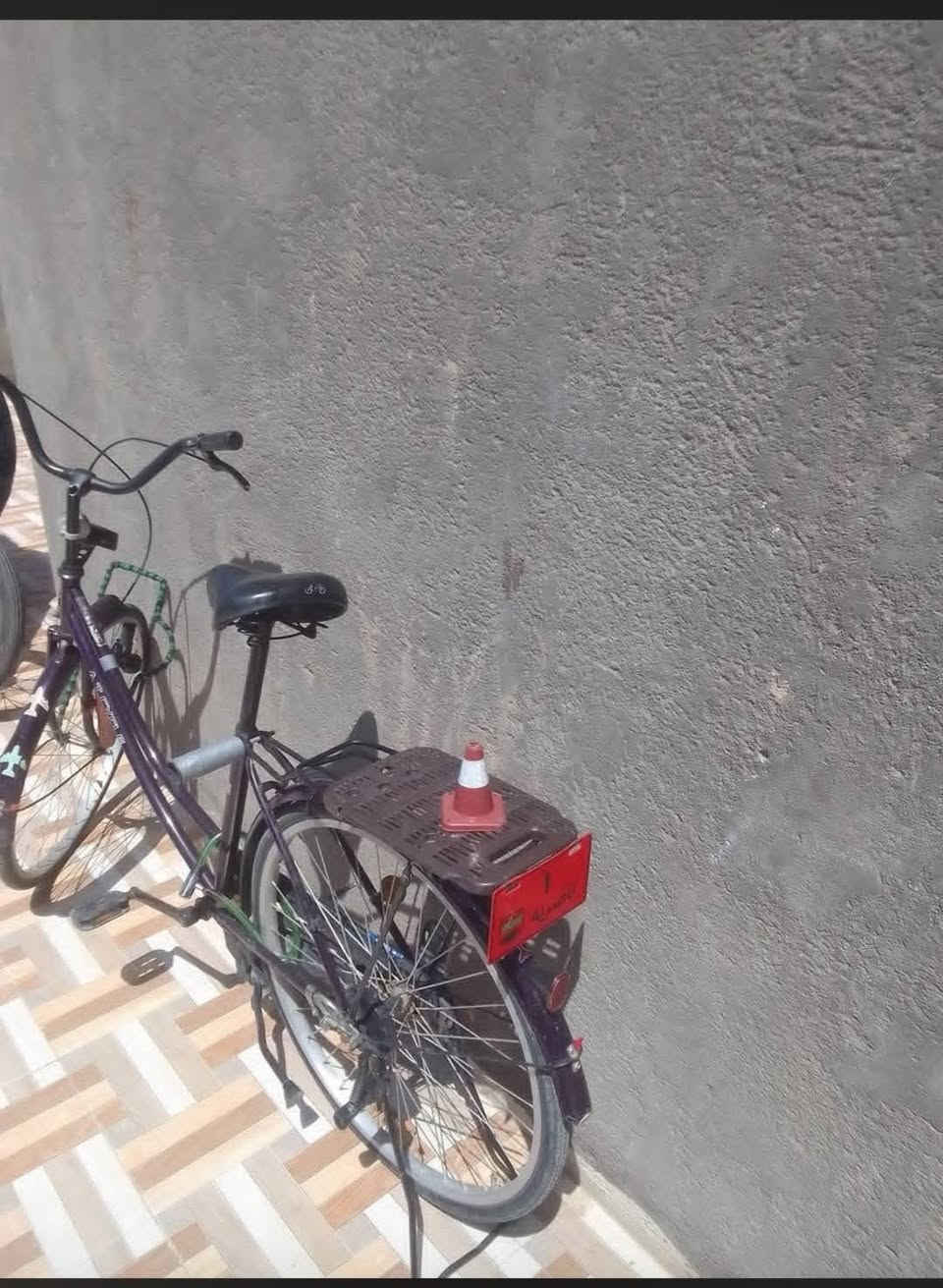 سلام عليكم بايسكل البيع حلو تو معمر جديد بايسكل نضيف وحلووو ابس تاير الوراني مزروف مكانى ناصريه حي سبل رقم ***********
